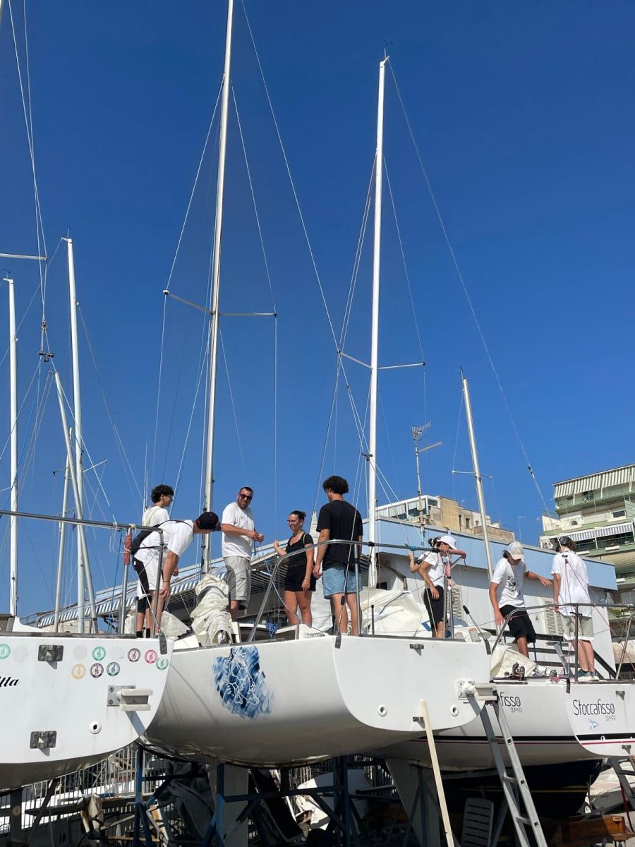 TEAM BUILDING A VELA – LA LEGA NAVALE CONTINUA A VELE SPIEGATE!